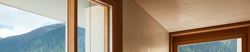 Maison montagnarde avec fenêtres en bois de couleur noisette
