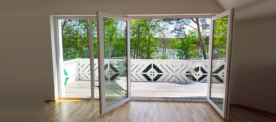 Porte-fenêtre blanche à 4 vantaux dont 2 fixes donnant sur le balcon
