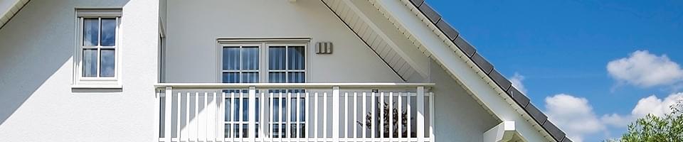 Porte-fenêtre double à croisillons donnant sur balcon