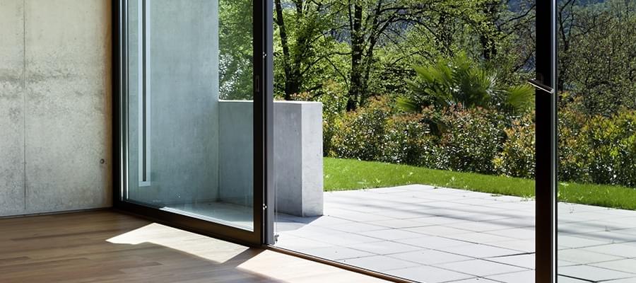 Porte à galandage noire donnant sur terrasse