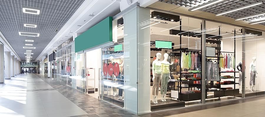 Vitrine d'un magasin de mode dans un centre commercial
